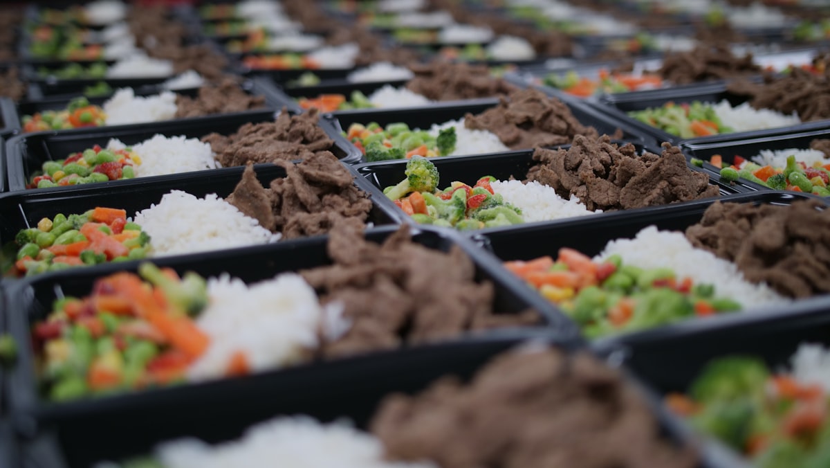 Salad buah dan sayuran segar